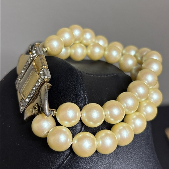 Vintage RICHELIEU Faux Pearl Double Strand and Gold Tone Bracelet - Picture 2 of 9